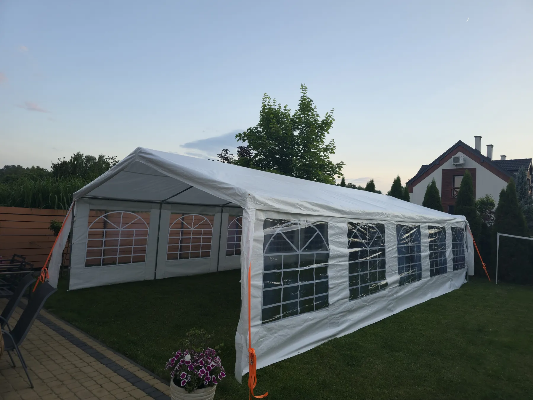 Namiot eventowy ustawiony w ogrodzie